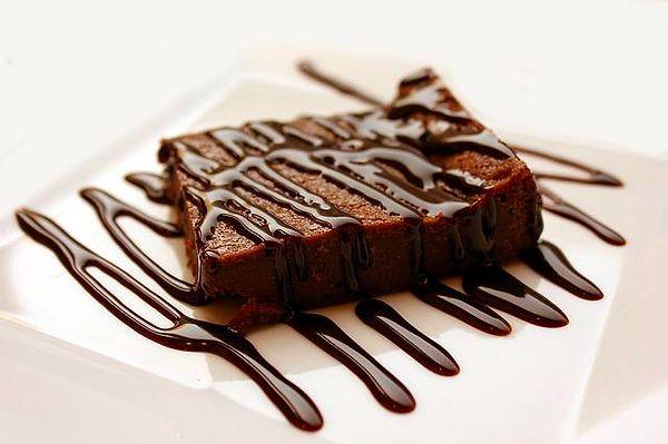 Brownie tadında çikolatalı kek tarifi.