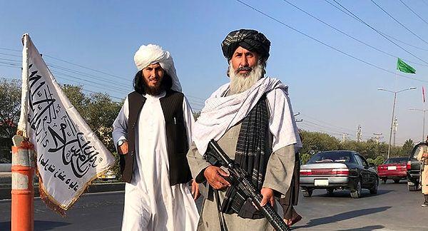Yasakları bununla da bırakmayan Taliban, sakalı yeteri kadar uzun olmayan erkekleri cezalandırırken, müzik dinlemek ve televizyon izlemek gibi normal şeyleri yasakladı.