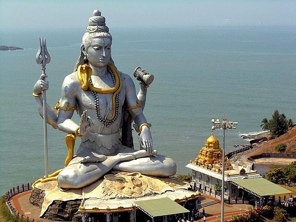 Bharati tüm hayatını Hinduizm tanrısı Shiva'ya adamaya karar veriyor.