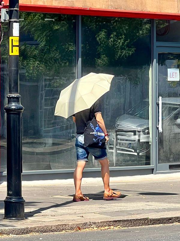 Çoğu insan güneşten korunmak için çareyi şemsiyelerde buldu.