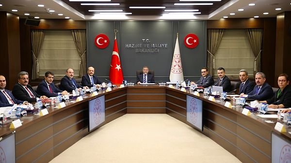 "Toplantıda güncel enflasyon gelişmeleri mercek altına alınırken, küresel düzeyde enflasyonist baskılar ile gıda ve enerji arz güvenliğine ilişkin endişelerin yoğunlaştığı içinde bulunduğumuz bu dönemde emtia fiyatlarının seyri değerlendirilmiştir.