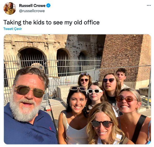 Geçtiğimiz günlerde Russel Crowe, 'Çocukları eski ofisime getirdim.' diyerek Roma'daki Kolezyum'da çekilen fotoğrafını Twitter hesabında paylaştı.