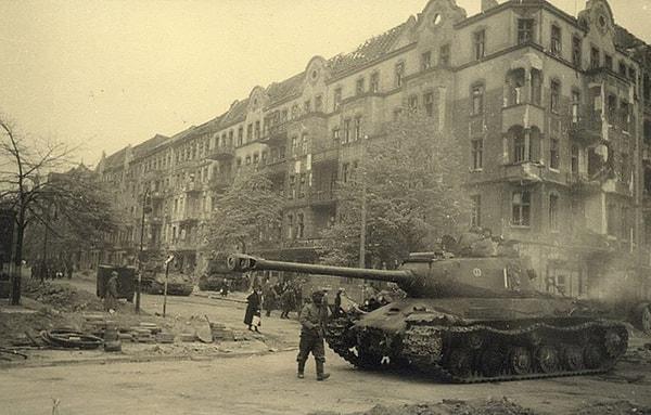 6. 1945 Berlin sokakları: