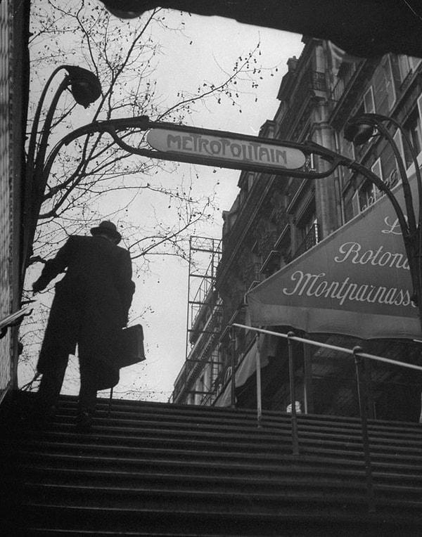 10. 1946 yılında Paris'teki metro istasyonun çıkan bir adam: