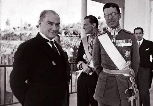 12. Mustafa Kemal Atatürk, İsveç Veliaht Prensi VI Gustaf Adolf'u Çankaya Köşkü'nün balkonunda ağırlarken: