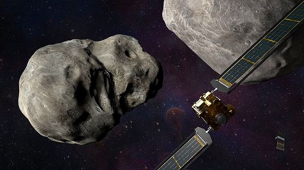 İki devasa asteroid sırasıyla saniyede 15,6 ve 5,9 kilometre hızla dünyaya yaklaşıyor.