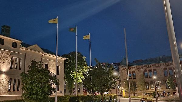 Ancak İsveç'in Göteborg şehrinde terör örgütüne ait bayrakların direklere asıldığını gösteren fotoğraflar sosyal medyada paylaşıldı. 👇