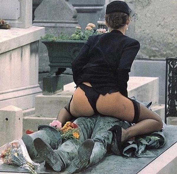 O gün bugündür binlerce kadın şans uğruna Noir'in heykelinin kasıklarına dokunur, sürtünür. Hatta dudaklarını öper ve heykelin yüzüne oturur.
