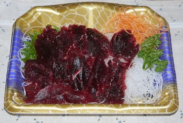 8. Uluslararası tepkilere rağmen Japonya'da bazı restaurantlarda hala balina eti tüketiliyor.