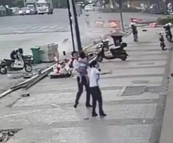 8. Çin'de beşinci kattan düşen bebeği şans eseri yoldan geçen bir adam yere çarpmadan hemen önce kurtardı.