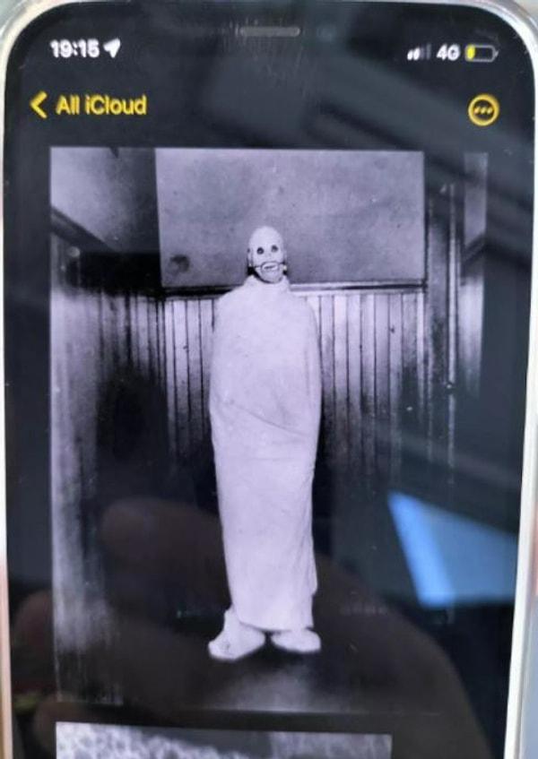 Mesajda yer alan bazı görüntülerde, beyaz düz bir çarşafa sarılı ve maskeli bir kişinin ürkütücü bir fotoğrafı vardı.