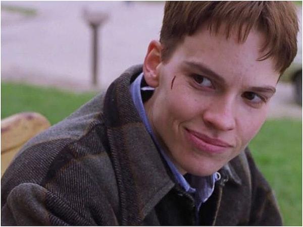 2. 'Erkekler Ağlamaz' filminde Hilary Swank, Brandon Teena isimli bir transseksüel erkeği canlandırmıştı.