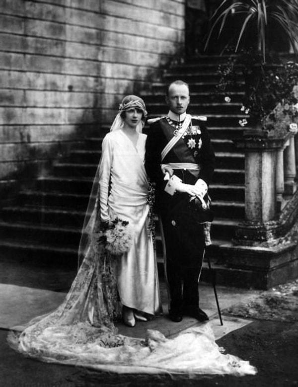 Kraliçe Victoria ile beyaz gelinliğe geçiş yapılırken, bundan önceki tören elbisesi seçimi de bazı unsurlara göre yapılıyordu.