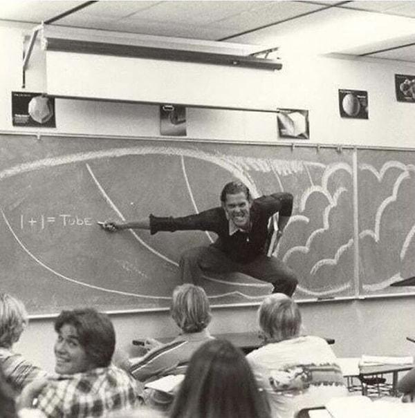 21. 1970 yılında bir öğretmen, sörf fiziği anlatıyor.