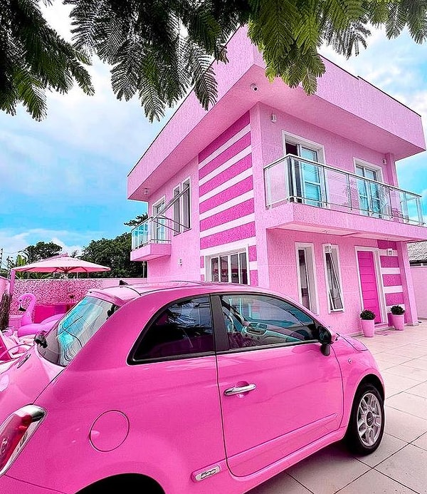 Такой интерес к жизни Бруны исходит из ее преданности Барби и розовому цвету.