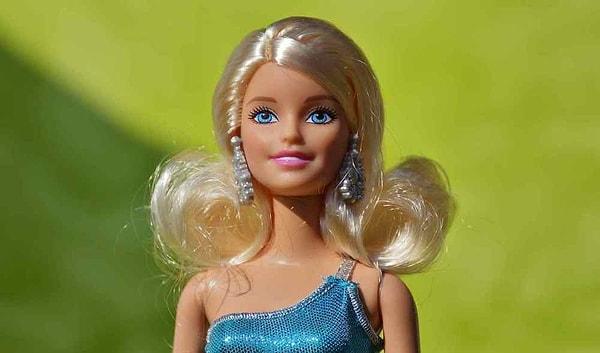 Barbie bebeklerin üretimini yapan Mattel de bu akımdan payını alan şirketler arasındaydı. Bildiğiniz üzere hepimizin aklındaki Barbie imajı uzun, sarı saçları, beyaz teni ve mavi gözleri olan bir bebek...