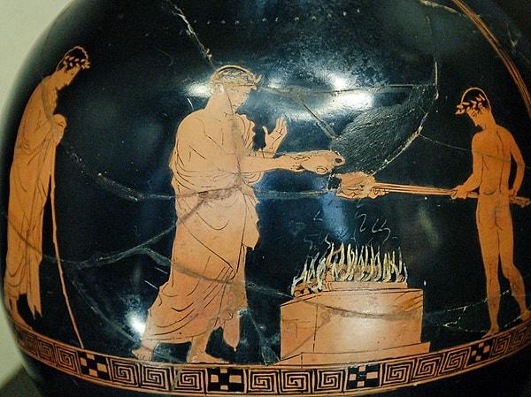 Dolmayla ilgili en eski tarif ise milattan önce 350 yılına aittir. Yunan aşçı Archestratus tarafından yazılmıştır:
