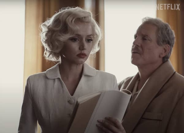 Но, судя по трейлеру, "Блондинка" не просто рассказывает о событиях из жизни Мэрилин — она представляет ее неизвестную сложную и трагическую жизнь за кулисами.