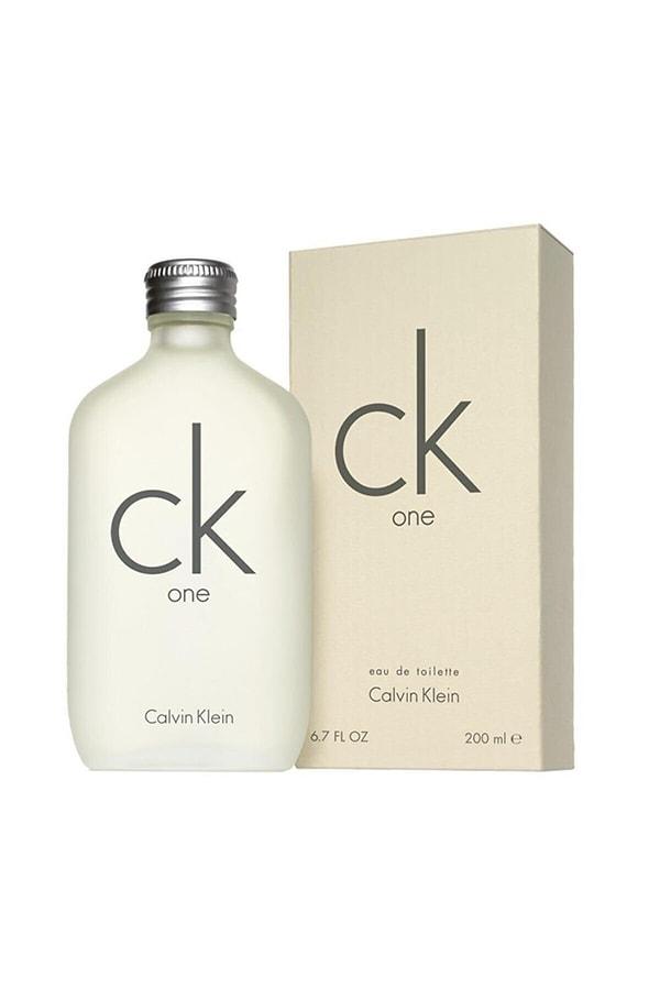 9. Acaba onun tenine hangi parfüm yakışır diye düşünüyorsanız, kullanan herkese çok yakışan Calvin Klein One ile nokta atışı bir seçim yapabilirsiniz.