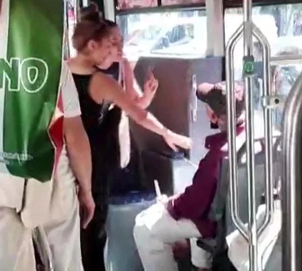1. İstanbul'da bir kadının yaşlı birisine yer vermesi sonucu çocuğunun ayakkabısı yanlışlıkla adamın beyaz pantolonuna değince yaşlı adam sorun çıkartıp çocuğa elindekiyle vurmaya çalıştı.