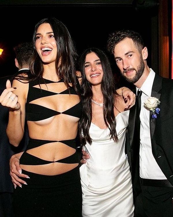 Benzer kesimde bir elbiseyi Kendall Jenner arkadaşının düğününde giydi. 👇