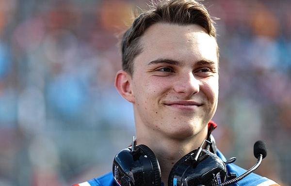 21 yaşındaki Oscar Piastri Formula 2'nin en yetenekli pilotu olarak gösteriliyor ve Formula 1'e gelecek yıllarda damga vuracağı düşünülüyor. Daha gelemeden damga vurmadı mı ama? Bu durum koskoca fabrika takımı olan Alpine için de oldukça can sıkıcı.
