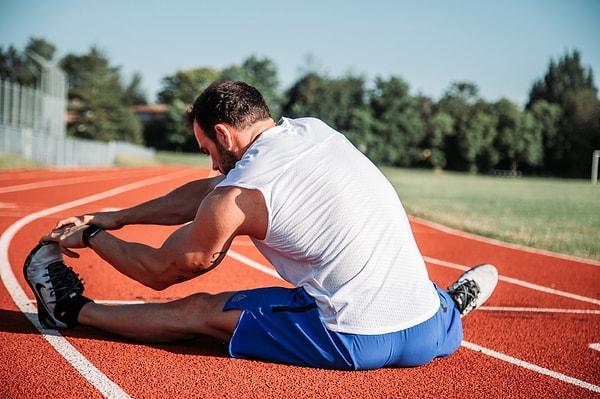 9. Egzersizden önce esneme hareketleri yaparak kaslarınızı gevşetmeniz gerekiyor.