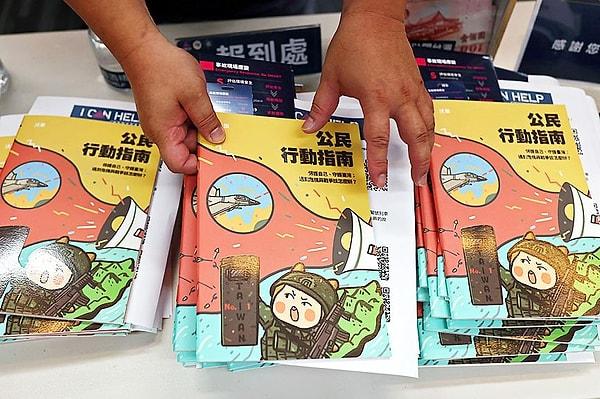 Taipei'de 23 Temmuz'da muhtemel savaş anında insanların ne yapması gerektiğini anlatan broşürler dağıtılmaya başlandı.