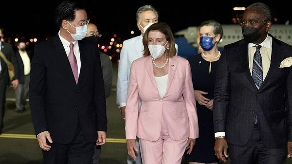 Ayrıca geçtiğimiz gün ABD Temsilciler Meclisi Başkanı Nancy Pelosi’nin Malezya ziyaretinden ayrılarak Tayvan’a ayak basması işleri daha da kızıştırdı ve Çin, ABD’ye tehditler savurmaya başladı.