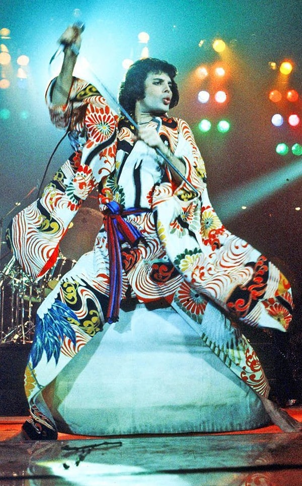 13. 1975 yılında Japonya'da sahne alan Freddie Mercury: