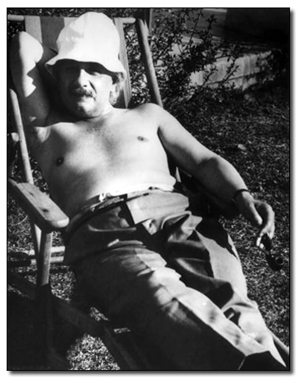 14. Palm Springs'te güneşlenen Albert Einstein - 1932: