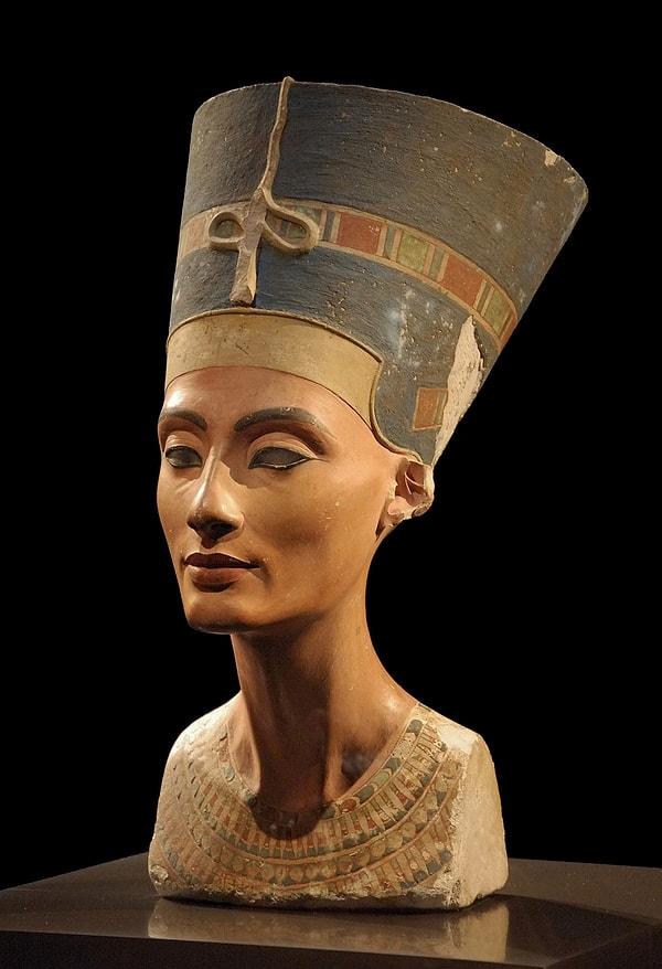 1. Nefertiti'nin, firavun Ay'ın kızı olduğu düşünülüyor.