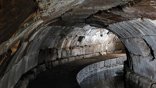 18. Roma şehri, gerçekten karmaşık bir kanalizasyon sistemine sahip ilk şehirdir ve günde milyonlarca litre suyu taşıyabilmekteydi.
