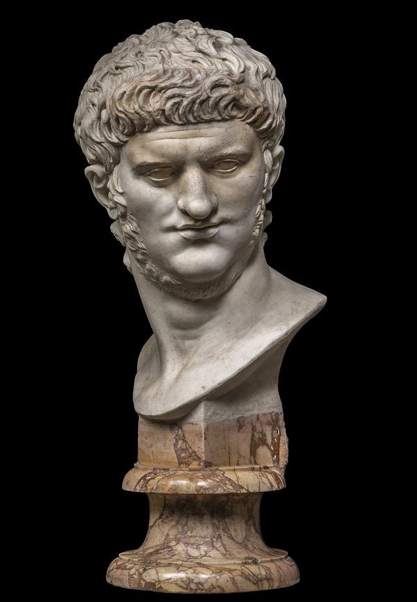 26. İddiaya göre İmparator Nero, Sporus adlı genç bir adama "iyilik etmiş", onu hadım ettirmiş ve onunla evlenmiştir.