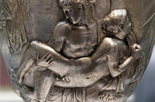 33. Bir Roma vatandaşının oral seks yapması tamamen kabul edilebilirdi, ancak paradoksal olarak, başka birine oral seks yapan herhangi bir kişiye cüzzamlı muamelesi yapılacaktı.