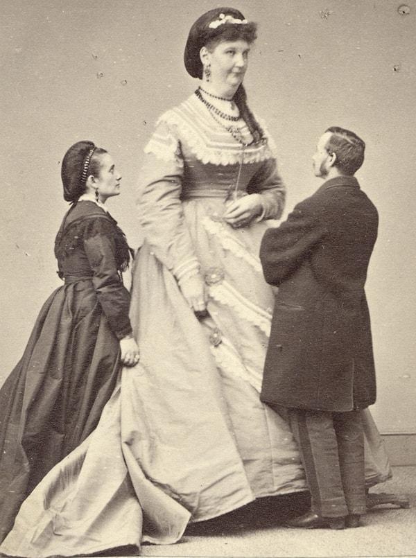 1862'de, Amerikalı şovmen P. T. Barnum, 'Yeni İskoçya Devini' duyduğunda, Anna 16 yaşındaydı. Kızı ve annesini New York'a getirmek için o sırada yaşadıkları New Annan'a birini gönderdi.