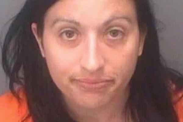 ABD, Florida'da gerçekleşen olayda polis, 36 yaşındaki Christina Calello'nun eski erkek arkadaşının flash belleğinde bir köpekle oral seks yaptığını gösteren görüntüleri buldu.
