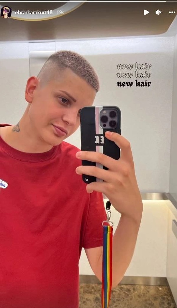 Instagram hesabından saçlarının yeni halini paylaşan Ebrar Karakurt'un saçlarını daha da kısalttığı görülürken pembe renginden de vazgeçerek takipçilerini şaşırttı.