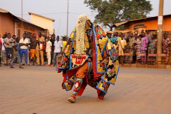 Aslen ibadet için ortaya çıkmış bir festival olsa da, Yoruba kültürüne dair önemli olayları kutlamak için de kullanılıyor.