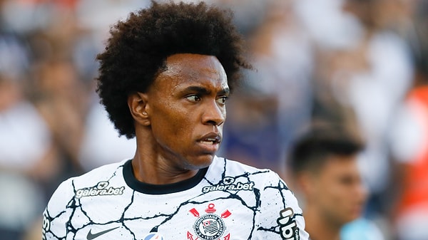 3. Brezilya basını ülkesinde mutlu olmayan Willian'ın Corinthians'dan ayrılacağını ve Fenerbahçe ya da Fulham'dan birini seçeceğini yazdı.