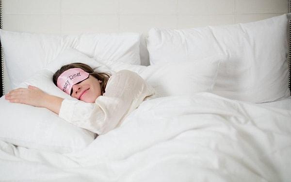5. Sıcak yaz gecelerinde doğal pamuklu pijama giymek yapacağınız en iyi şey. Pamuk cildinizin nefes almasına yardımcı olur ve gece boyunca terinizi emer.