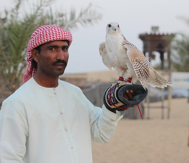8. Dubai’nin dünyanın dört bir yanındaki turistler tarafından tercih edilmesi aynı zamanda şehirde birçok dilin konuşulduğu anlamına geliyor. Aynı zamanda turistlere özel birçok lüks otel kendi içinde hamam ve sauna merkezleri, ultra hızlı internet gibi imkanlar sunuyor.