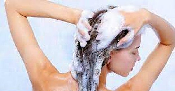 3. Denizden çıkar çıkmaz saçlarınızı şampuanlayın.