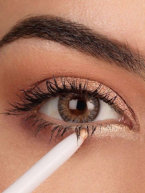 9. Göz altlarınıza şampanya rengi eyeliner uygulayın.