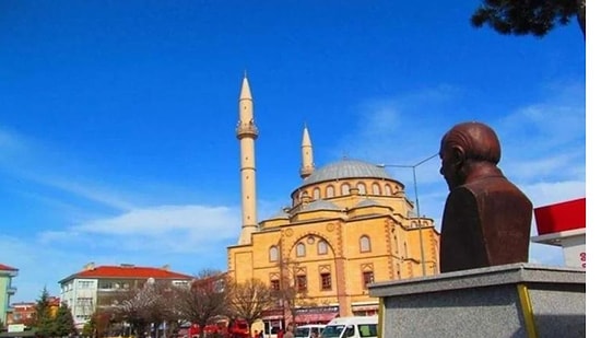 Neşet Ertaş'ın Heykelini Parçaladılar!