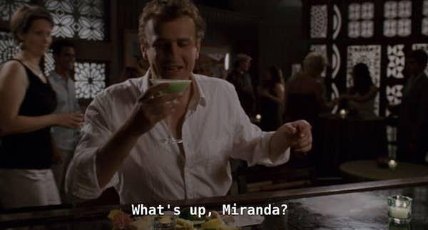 11. Aşkzede (2008) filminde Peter karakteri sarhoş bir şekilde kokteylini yudumlarken 'Nasılsın Miranda?' diyor. Tam o esnada da arkada Sex and the City dizisindeki Miranda karakteri beliriyor!