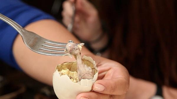 4. Balut, yani döllenmiş ördek yumurtası... Filipinler, Güneydoğu Asya ülkelerinden Laos, Kamboçya, Tayland ve Vietnam'da sıklıkla tüketilir.
