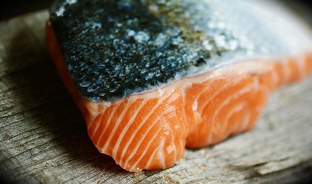 1- 70 % du commerce du saumon utilise du saumon d'élevage, mais celui-ci est très différent du saumon pêché !