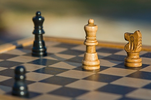 2- Aux échecs il est possible de mater son adversaire en deux coups ! Connu sous le nom de Two Move Mate ou