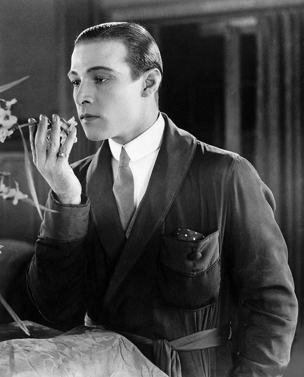 10. Aktörler kulaklarının şeklini değiştirmek için de ameliyat oldu. Bu kişilerden biri de Rudolph Valentino.